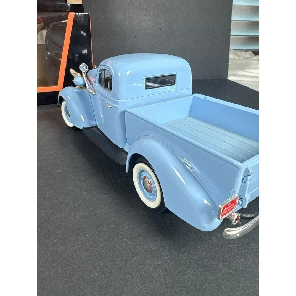 Road Signature 1937 Studebaker Coupe Express Pickup Truck 1:18 Diecast